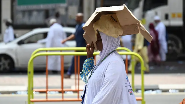 Potret Jemaah Haji Hadapi Cuaca Panas yang Menyengat di Tanah Suci