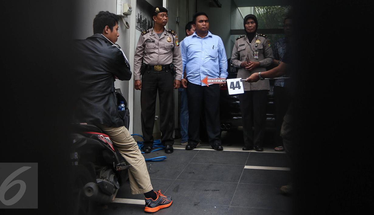 Polisi melakukan gelar prarekonstruksi kasus perampokan dan pembunuhan di perumahan Pulomas, Jakarta Timur, Jumat (6/1). Prarekonstruksi ini menghadirkan satu orang tersangka yaitu Ridwan Sitorus alias Ius Pane. (Liputan6.com/Faizal Fanani)