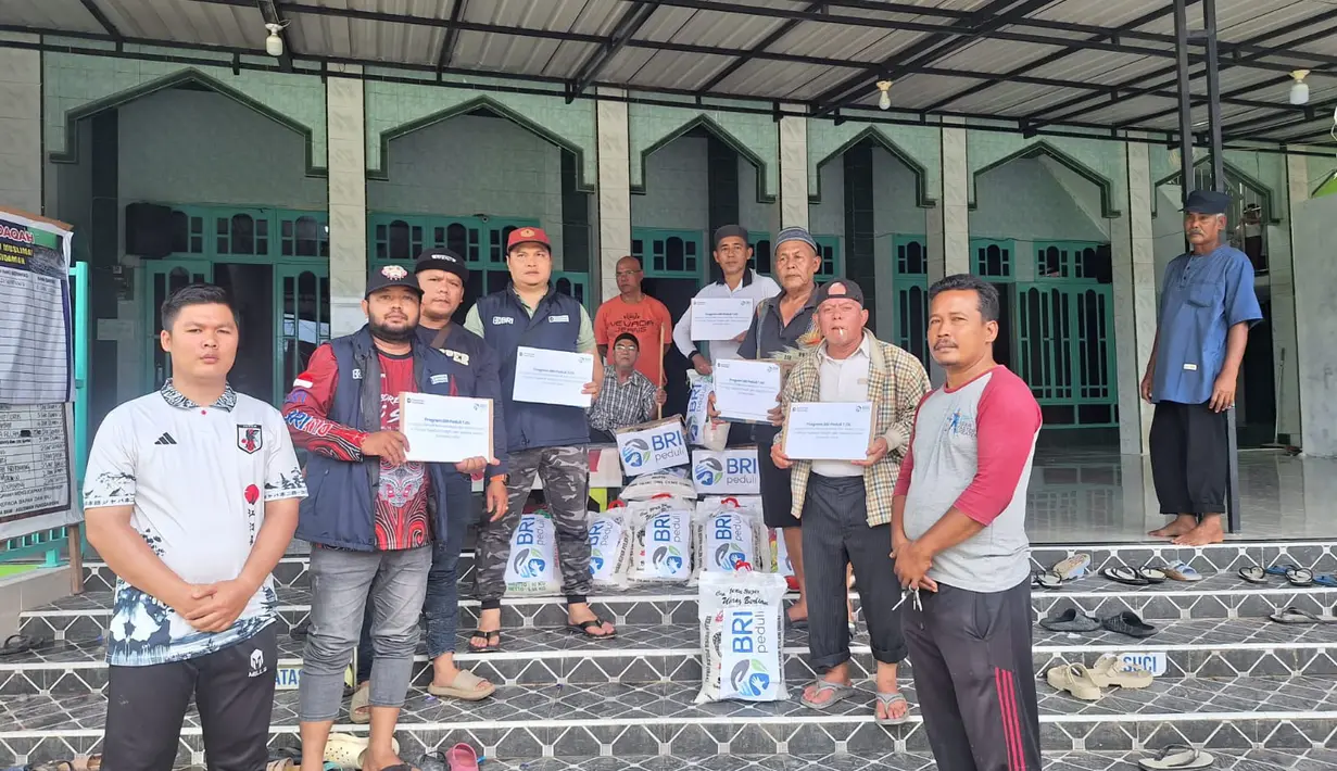 BRI Peduli bergerak cepat menghadirkan dukungan logistik di berbagai titik banjir, memastikan bantuan tersampaikan tepat waktu kepada masyarakat yang membutuhkan. Foto: BRI