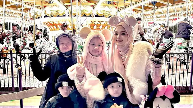 Potret Inara Rusli Ajak Anak Liburan di Disneyland Tokyo. (instagram/mommy_starla)