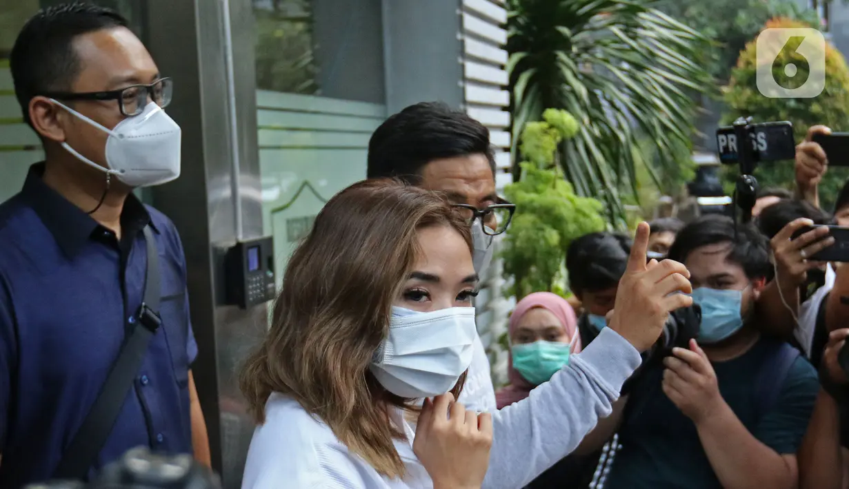 Artis Gisella Anastasia atau Gisel usai memenuhi panggilan polisi terkait kasus penyebaran video syur mirip dirinya di Mapolda Metro Jaya, Jakarta, Selasa (17/11/2020). Dari kasus tersebut kepolisian berhasil mengamankan dua tersangka dengan inisial PP dan MN. (Liputan6.com/ Herman Zakharia)