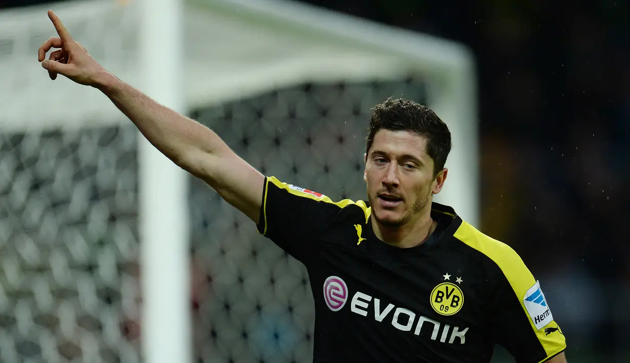 5. Robert Lewandowski - Klopp membawa Lewi menjadi bomber tersubur dan disegani di Bundesliga. Bersama Dortmund, penyerang Polandia tersebut didatangkan hanya dengan mahar 3,3 Juta Pounds. (AFP/Patrik Stollarz)