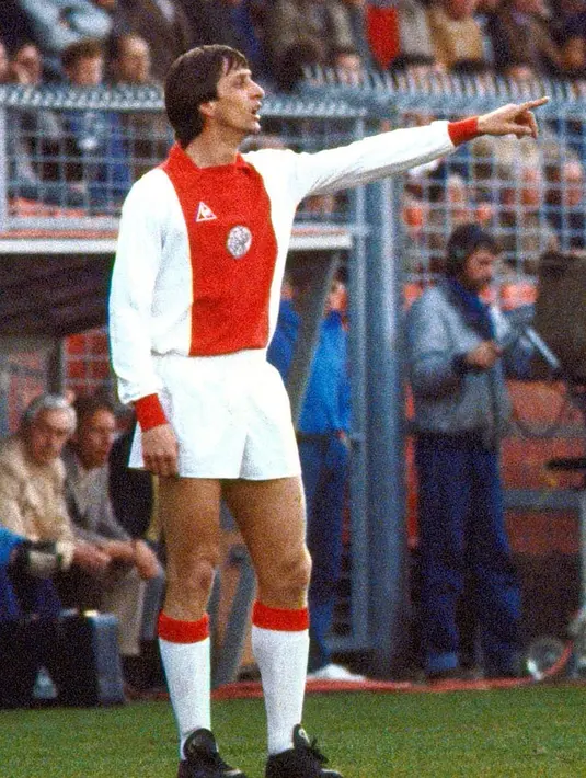 5. Johan Cruyff (Ajax Amsterdam) - Klub asal Belanda itu sangat wajar memensiunkan nomor punggung 14. Semasa hidupnya Sang Maestro sepak bola ini tidak hanya disegani saat menjadi pemain tapi juga pelatih. (AFP/Cor Mulder)
