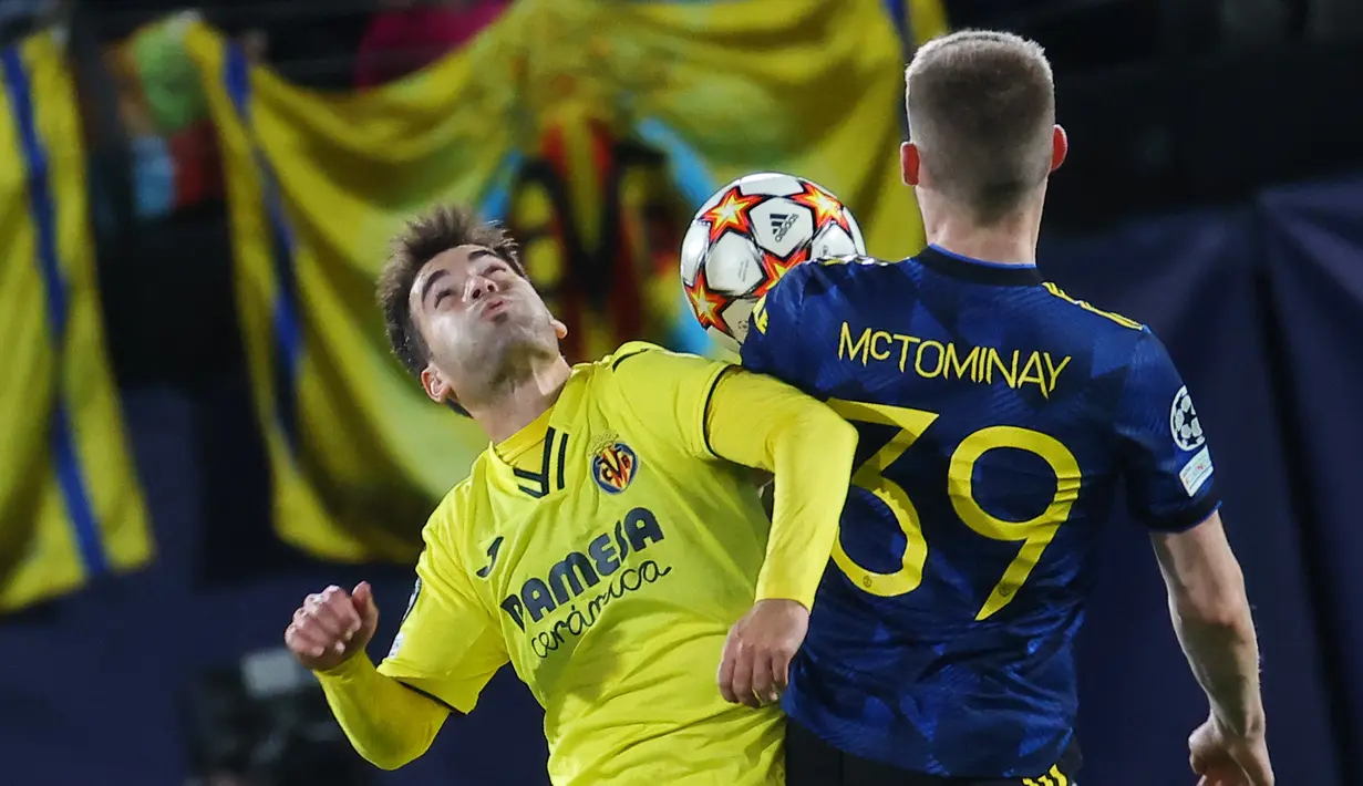 Gelandang Villarreal Manuel Trigueros (kiri) bersaing dengan gelandang Manchester United (MU) Scott McTominay pada matchday kelima Grup F Liga Champions di Ceramica stadium, Rabu (24/11/2021) dini hari WIB. MU mengamankan tiket ke babak 16 besar setelah menekuk Villarreal 2-0. (JOSE JORDAN/AFP)