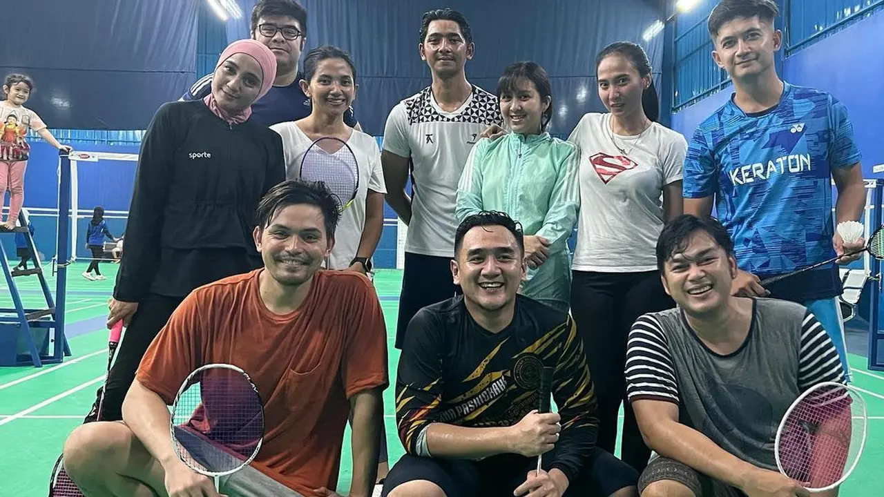 Arya Saloka bersama pemain sinetron dan FTV saat main bulu tangkis (Foto: Instagram rahsyahputraa)