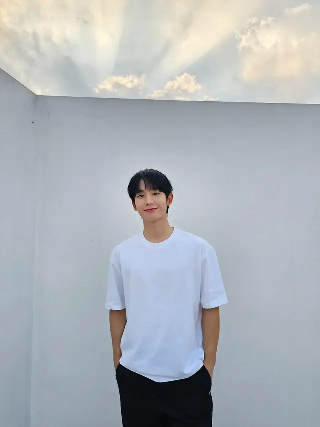 Jung Hae In. (Instagram/ holyhaein)
