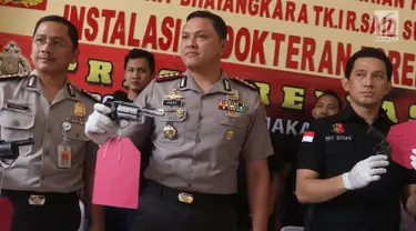 Kapolres Metro Jakarta Barat Kombes Pol Hengki Haryadi menunjukkan barang bukti pengungkapan kasus begal sepeda motor bersenjata api di RS Polri Kramat Jati, Jakarta, Selasa (20/2). (Liputan6.com/Immanuel Antonius)