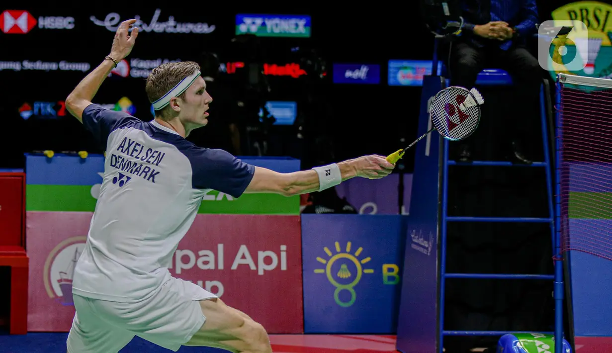 Pebulu tangkis tunggal putra Denmark Viktor Axelsen saat melawan pebulu tangkis tunggal putra China Zhao Jun Peng pada pertandingan final East Ventures Indonesia Open 2022 di Istora Senayan, Jakarta, Minggu (19/6/2022). Viktor Axelsen menjuarai tunggal putra East Ventures Indonesia Open 2022 usai mengalahkan Zhao Jun Peng dengan skor 21-9, 21-10. (Liputan6.com/Faizal Fanani)