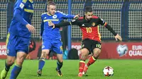 Pemain Belgium, Eden Hazard (kanan) mencoba melewati adangan pemain Bosnia pada kualifikasi Piala Dunia 2018 grup H di Grbavica stadium, Sarajevo, Bosnia, (7/10/2017). Belgia menang 4-3. (AFP/Elvis Barukcic)