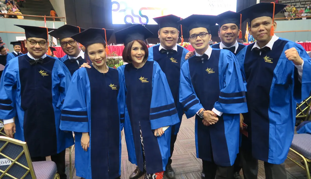 Untuk menunjang hal itu, ternyata saat memulai S2 Tania juga belajar untuk menjadi ‘mompreneur’. Ia menjalankan bisnis sambil mengurus anak dan suami. (Instagram/taniaputri1707)