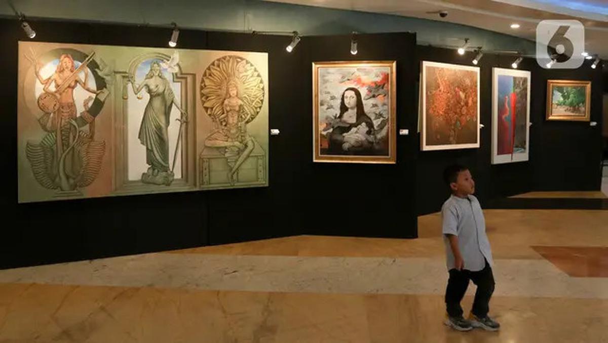 Seorang anak berdiri dekat karya yang dipajang pada pameran seni rupa di Plaza Teater Besar, Taman Ismail Marzuki, Jakarta, Selasa (21/5/2024).&nbsp;Pameran seni rupa bertajuk 'Bergerak" ini diselenggarakan oeh Dinas Kebudayaan DKI Jakarta dalam rangka HU