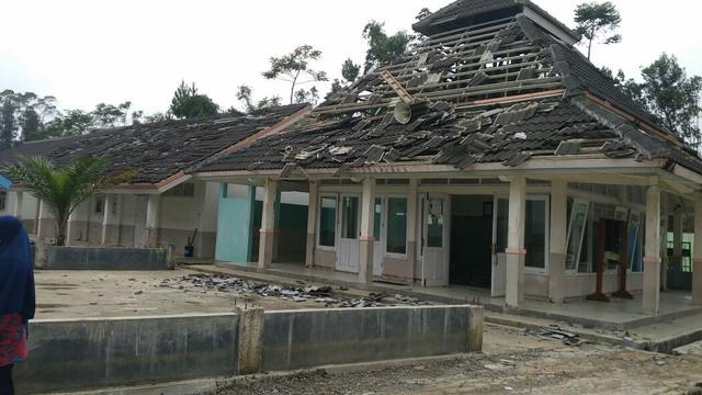 Gempa merusak gedung sekolah, rumah dan tempat ibadah di Kalibening, Banjarnegara. (Foto: Liputan6.com/SRU Banjarnegara/Muhamad Ridlo)
