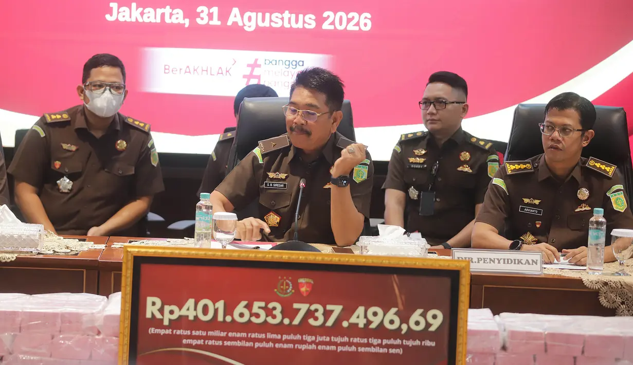 Direktur Penyidikan Jampidsus Kejagung Saiful Bahri Siregar (tengah) bersama Kasubdit Penyidikan TPK dan TPPU pada Direktorat Penyidikan Jampidsus Abvianto Syaifulloh (kanan) memberikan keterangan terkait kasus dugaan korupsi tata kelola nikel di Gedung Bundar, Kejaksaan Agung, Jakarta, Senin, 31 Agustus 2026. (KLY/Arie Basuki).