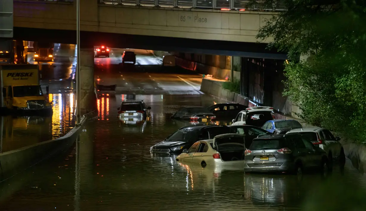 Sejumlah mobil terjebak banjir yang merendam jalanan di Brooklyn, New York, Amerika Serikat, Kamis (2/9/2021). Pemerintah setempat sampai mengumumkan status darurat banjir bandang, suatu peringatan yang jarang sekali dikeluarkan. (AFP/Ed Jones)