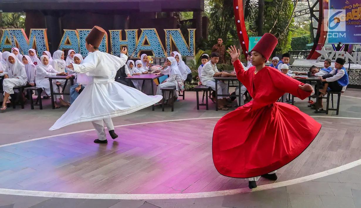 Tarian Sufi memeriahkan acara Ngabuburit Bareng Anak Yatim di Avenue of Stars, Lippo Mall Kemang, Jakarta, Kamis (23/5/2019). Kegiatan yang bekerjasama dengan Baznas juga memberi kesempatan dan kebebasan bagi anak-anak bermain di Timezone pada bulan suci Ramadan. (Liputan6.com/Fery Pradolo)