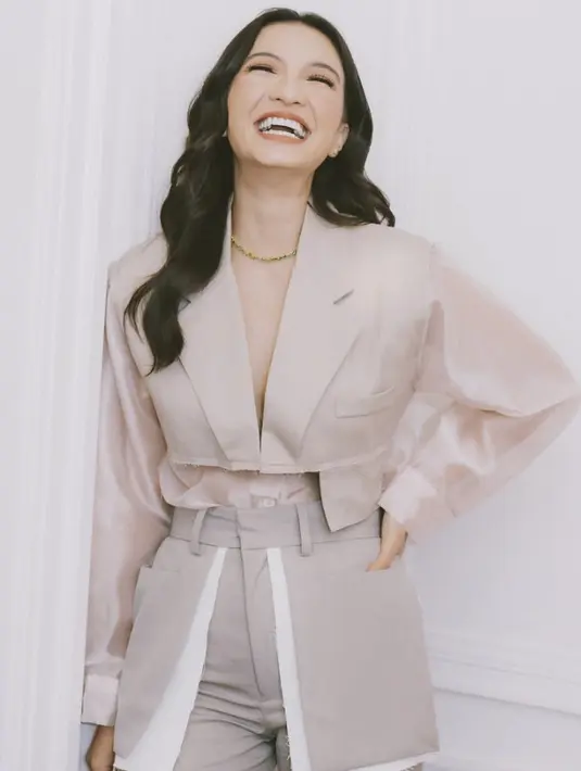 Kunci dari tampilan profesional adalah dengan struktur cutting yang tegas. Cropped blazer ini menampilkan keunikan gaya yang menjanjikan.  [Foto: Instagram/ Raline Shah]