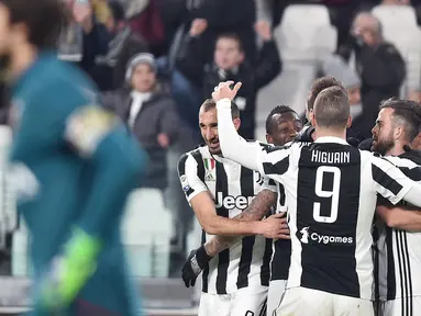Pemain Juventus merayakan gol Douglas Costa ke gawang Genoa dalam lanjutan pertandingan Serie A di Stadion Allianz, Turin, Senin (22/1). Juventus mengatasi perlawanan Genoa dengan skor 1-0. (Alessandro Di Marco/ANSA via AP)