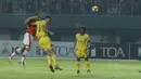 Proses terjadinya gol yang dicetak striker Persija, Bruno Lopes, ke gawang Bhayangkara FC pada laga Liga 1 di Stadion Patriot, Bekasi, Sabtu (29/7/2017). Persija menang 1-0 atas Bhayangkara FC. (Bola.com/M Iqbal Ichsan)