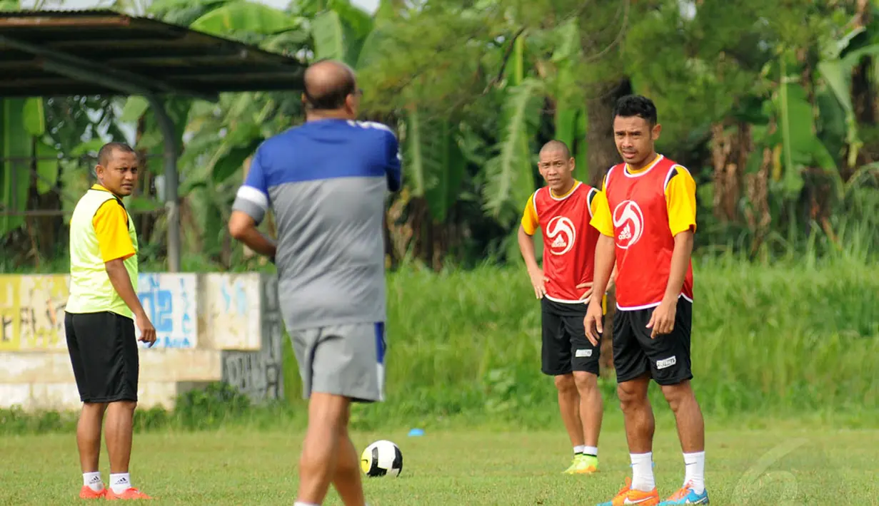Dua mantan penggawa timnas Indonesia, Nova Arianto (ketiga dari kiri) dan Ponaryo Astaman (kanan) terlihat mengikuti kursus kepelatihan lisensi B AFC di Sawangan, Depok, Jawa Barat (5/12/2014). (Liputan6.com/Helmi Fithriansyah)