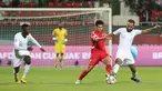 Striker Korea Utara, Han Kwang-Song (kedua kanan) berebut bola dengan pemain Arab Saudi Abdullah Otayf selama grup E Piala Asia 2019 di Maktoum Bin Rashid Al- Stadion di Dubai (8/1/2019). Juventus resmi meminjam Han Kwang-song dari Cagliari dengan status pinjaman. (AFP Photo/Karim Sahib)