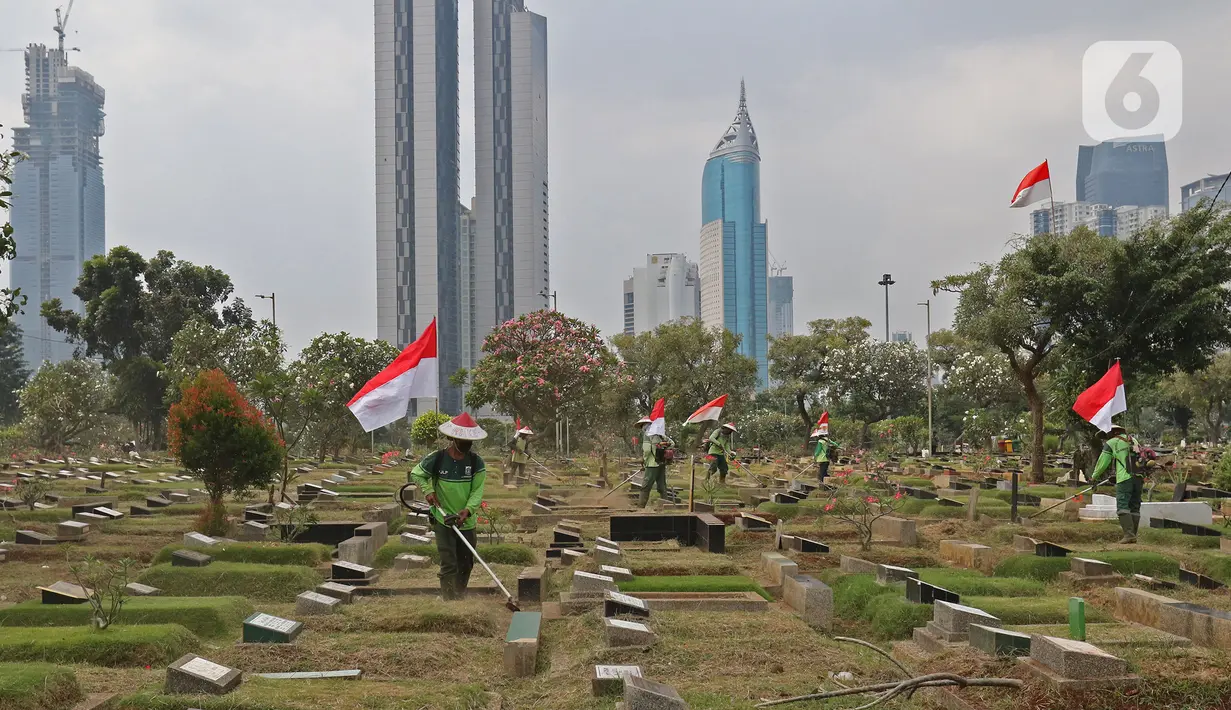 Para petugas Pertamanan dan Kehutanan Kota Jakarta Pusat mengenakan atribut kemerdekaan saat memotong rumput di TPU Karet Bivak, Jakarta, Minggu (16/8/2020). Para petugas bekerja dengan mengenakan atribut kemerdekaan dalam rangka menyambut HUT ke-75 RI. (Liputan6.com/Herman Zakharia)