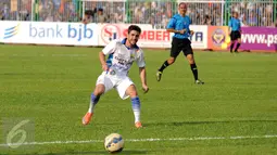 Gelandang anyar Persib Bandung, Robertino Pugliara saat melakoni laga melawan PSGC di Stadion Galuh Ciamis, Minggu (10/7/2016). Di Persib, Robertino Pugliara mengaku masih membutuhkan waktu untuk beradaptasi. (Liputan6.com/Helmi Fithriansyah)