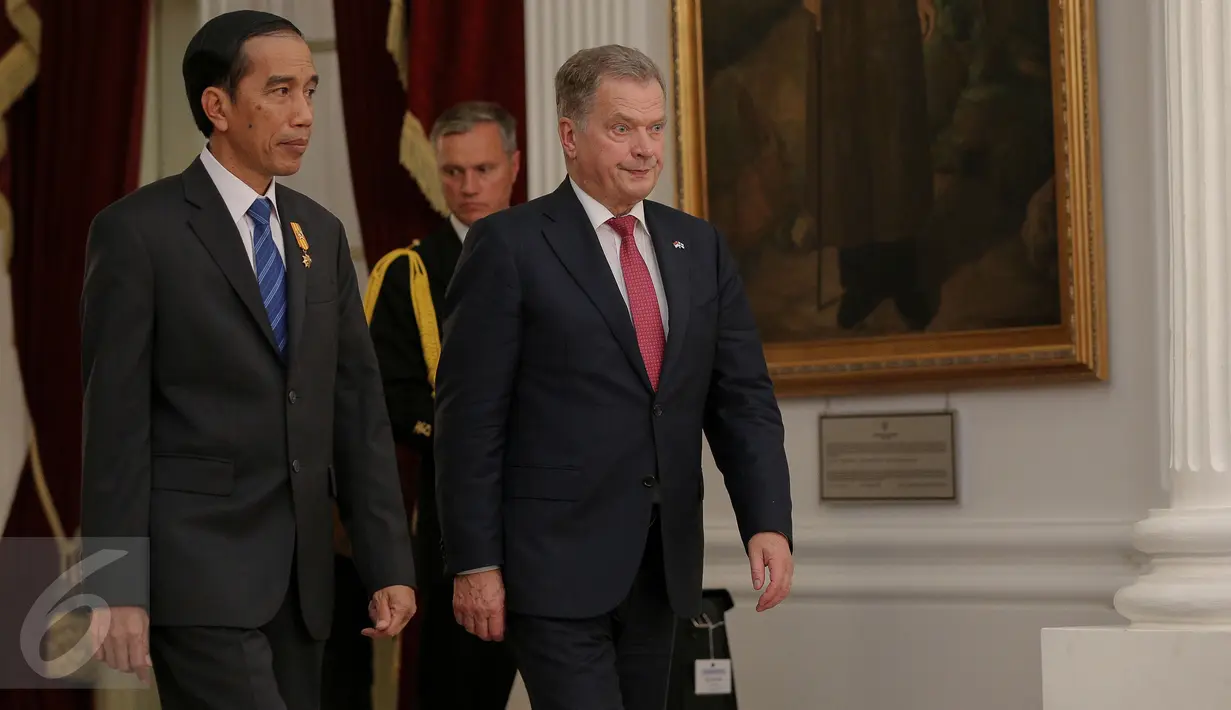 Presiden Jokowi (kiri) dan Presiden Finlandia Sauli Vainamo Niinisto akan melakukan penandatangan nota kesepahaman di Istana Merdeka, Jakarta, (3/11/2015). Kerjasama tersebut dalam bidang energi bersih, baru, dan terbarukan. (Liputan6.com/Faizal Fanani)