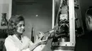 Seorang ilmuwan wanita menyiapkan roket Veronique yang akan membawa tikus Hector selama uji coba ke luar angkasa pada 22 Februari 1961. (AFP Photo)