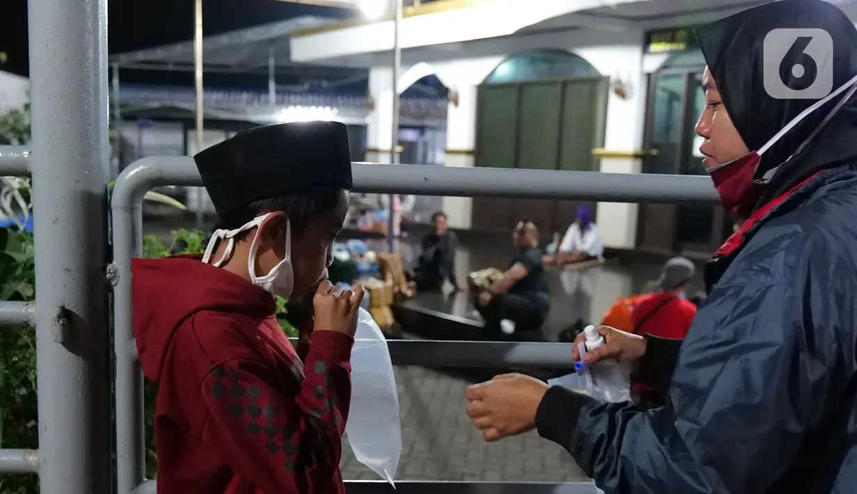 Calon penumpang kapal ferry meniup kantung saat menjalani tes deteksi COVID-19 dengan GeNose C19 di Pelabuhan Merak, Banten, Rabu (5/5/2021) dinihari. Pelabuhan Merak mewajibkan para penumpang kapal ferry menjalani tes GeNose C19 untuk mencegah penyebaran COVID-19. (Liputan6.com/Herman Zakharia)