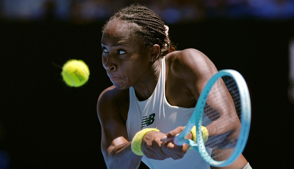 Petenis Amerika Serikat, Coco Gauff memukul bola ke arah kompatriotnya, Sofia Kenin pada hari kedua Australia Open 2025 di Melbourne, Australia, Senin (13/01/2025). (AP Photo/Asanka Brendon Ratnayake)