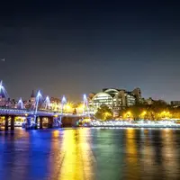 Setelah menempuh perjalanan panjang dari Jakarta ke London, pemain London Love Story langsung menjalani syuting.  (Dok. Screenplay)