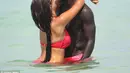 Dalam beberapa momen, Sagna terlihat memeluk tubuh indah nan molek seorang Ludivine yang sudah menghadirkan dua anak (Dailymail)
