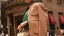 Jelang New York Fashion Week, Olla Ramlan jadi cewek bumi dengan mengenakan kemeja satin hijau yang dipadukan dengan layered long skirt dan hijab lilac. Coat cokelat dan handbag berwarna beige melengkapi look cewek bumi-nya. (instagram/ollaramlan)