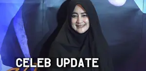 Umi Pipik berperan sebagai istri dari Agus Kuncoro dalam film ‘Surga Menanti’.