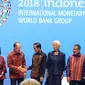 Presiden Joko Widodo menyalami Presiden Grup Bank Dunia Jim Yong Kim dalam Bali Fintech Agenda IMF-WB 2018, Bali, Kamis (11/10). Jokowi mengatakan pemerintah Indonesia tengah mencoba membuat beberapa regulasi mewadahi fintech. (Liputan6.com/Angga Yuniar)