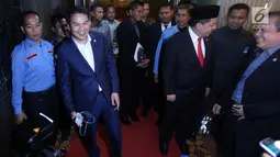 Ketua Banggar DPR Aziz Syamsuddin usai mengikuti rapat Bamus, Jakarta, Senin (11/12). Aziz  yang ditunjuk Setya Novanto menggantikan dirinya menjadi Ketua DPR mendapat penolakan lebih dari 50 persen anggota DPR Fraksi Golkar. (Liputan6.com/Johan Tallo)