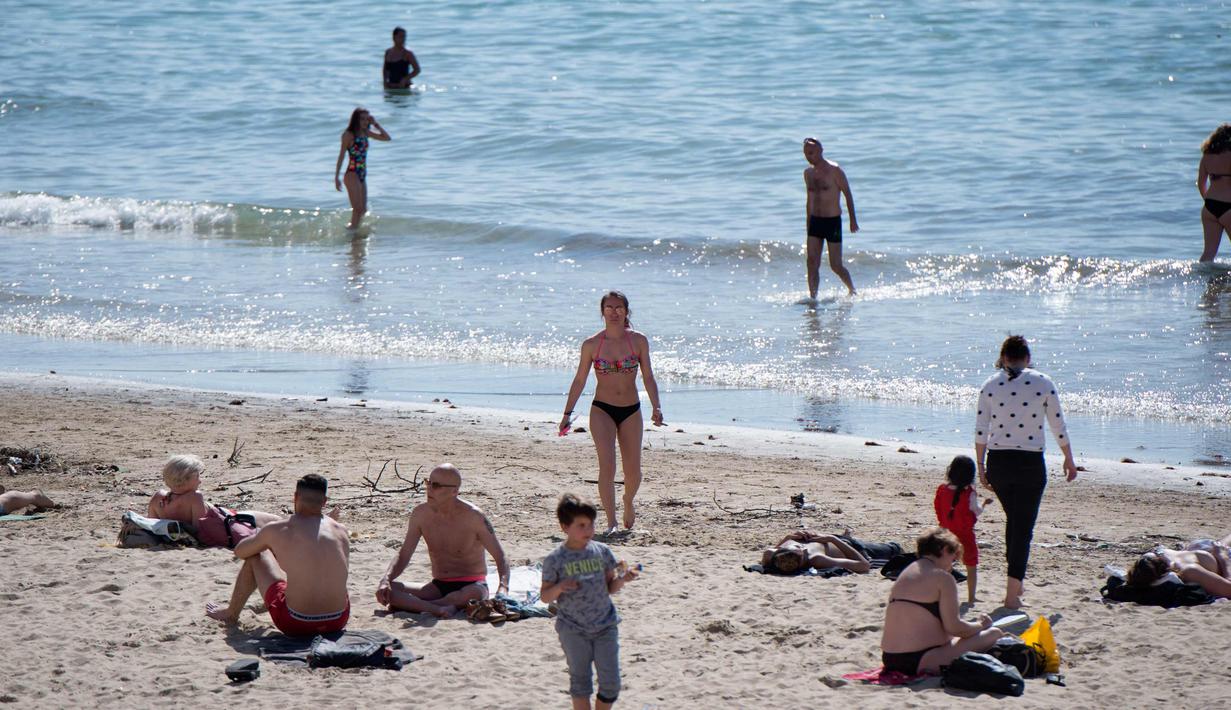 Foto Asyiknya Berjemur Dan Berenang Di Pantai Catalans Global Liputan6 Com