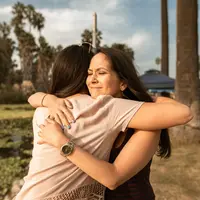 Ilustrasi bertemu, berpelukan. /Copyright pexels/Mental Health America (MHA)