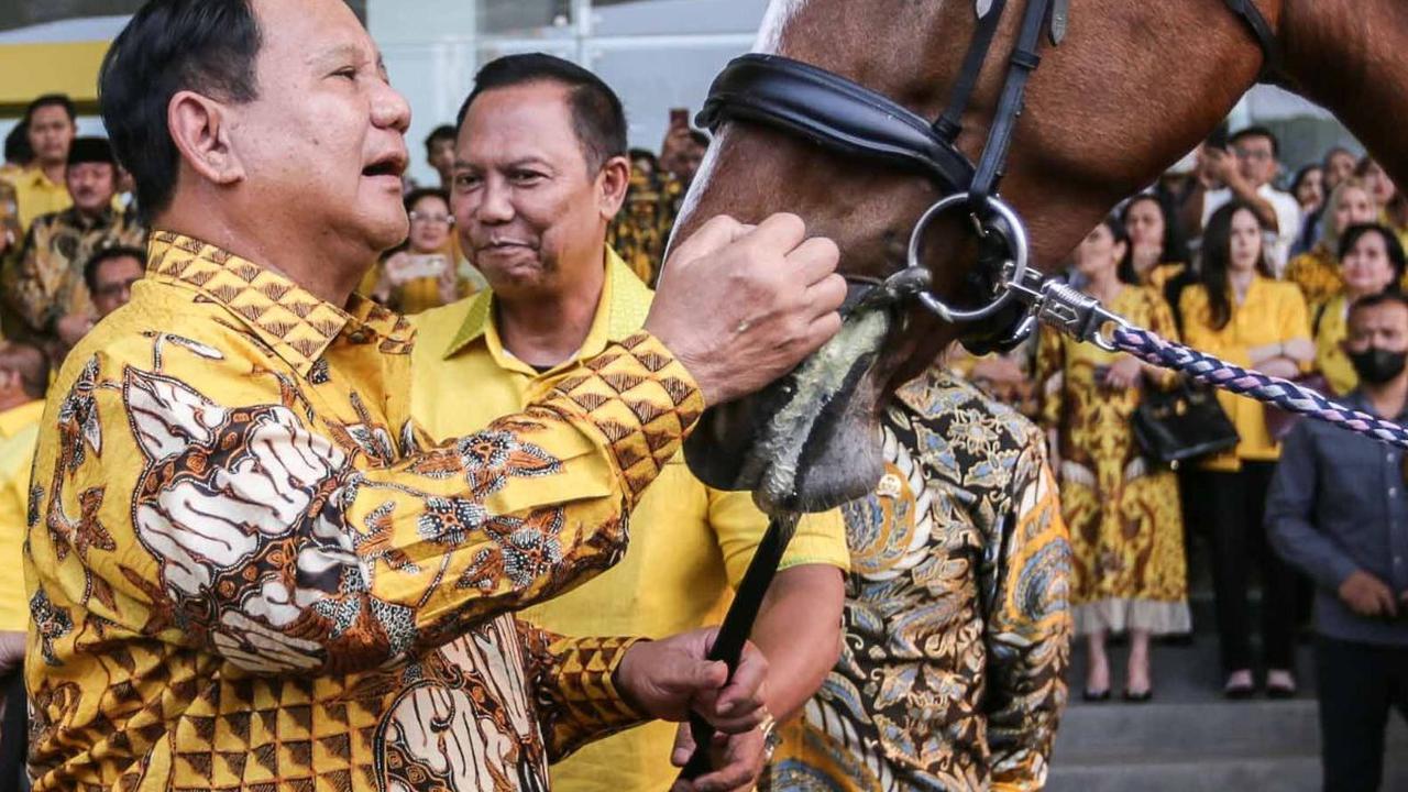 FOTO: Kehadiran Kuda Cokelat Mengejutkan Prabowo saat Mengunjungi Markas Golkar