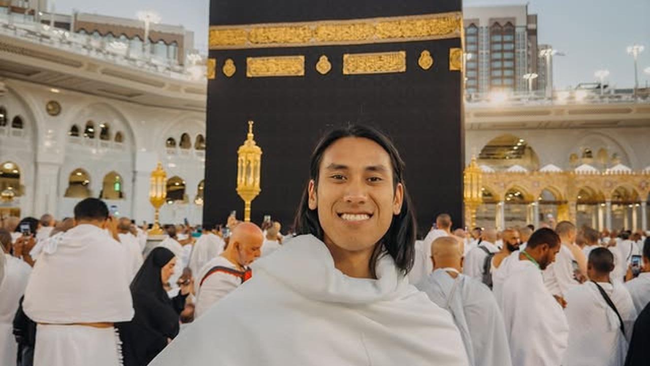 Dikira Non-Muslim, 7 Potret Sean Gelael Jalankan Ibadah Umrah Bersama Keluarga - Tampil dengan Rambut Gondrong