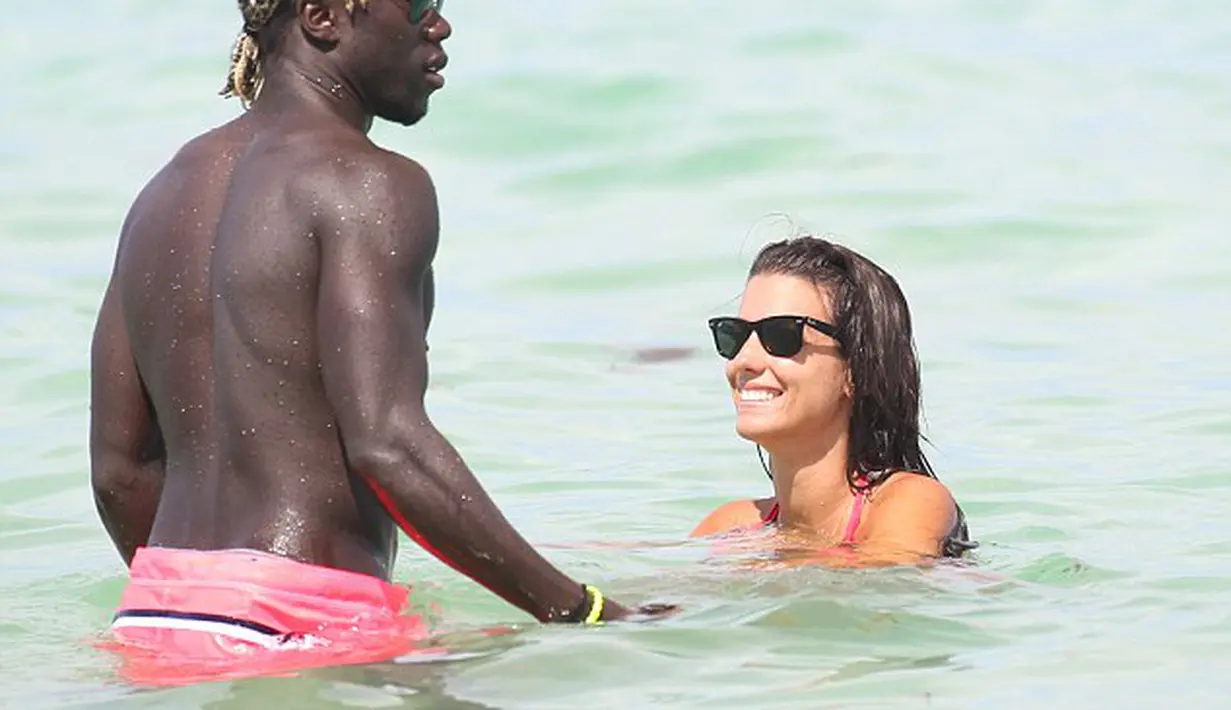 Bek kanan Manchester City yang baru, Bacary Sagna, memilih mengisi liburan ke Miami, Amerika Serikat (AS) bersana istrinya, Ludivine (Dailymail)