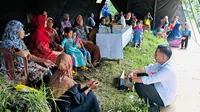 Penjabat Gubernur Jawa Barat Bey Triadi Machmudin meninjau langsung lokasi tanah bergerak di Kampung Sukajadi, Desa Jatisari, Kecamatan Bojongpicung, Kabupaten Cianjur. (sumber foto: Adpim Jabar)