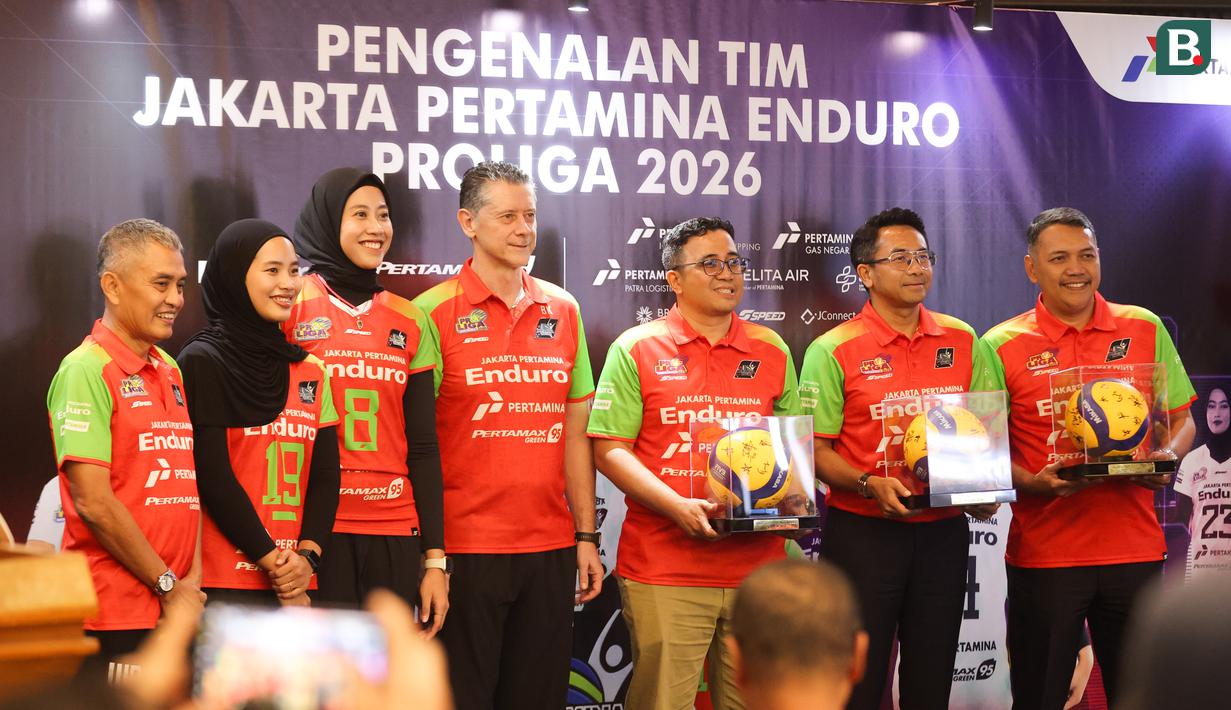 Pemain, pelatih, dan pengurus dari Jakarta Pertamina Enduro pada acara launching tim untuk kompetisi Proliga 2026 yang berlangsung di Enduro x Fastron Lounge, Gedung Oil Center, Thamrin, Jakarta Pusat pada Senin (05/01/2026).