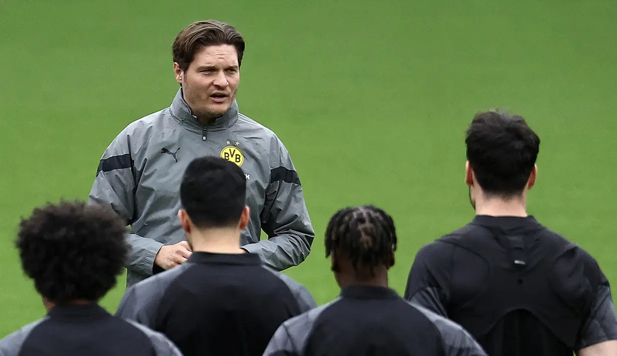 Pelatih Borussia Dortmund, Edin Terzic, mengontrol bola saat sesi Latihan jelang laga leg dua semi final Liga Champions melawan Paris Saint-Germain (PSG) di Parc des Princes, Paris, Senin (7/5/2024). (AFP/Frank Fife)