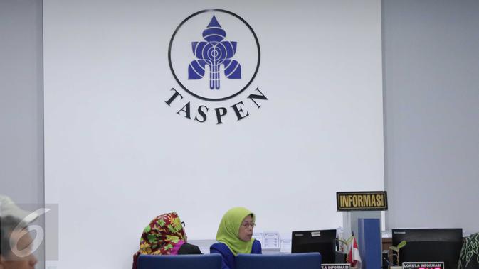 Seorang karyawan saat melayani nasabahnya di Taspen, Jakarta, Senin (22/2). PT Taspen (Persero) mencatatkan laba bersih sebesar Rp577,9 miliar di sepanjang 2015. (Liputan6.com/Angga Yuniar)