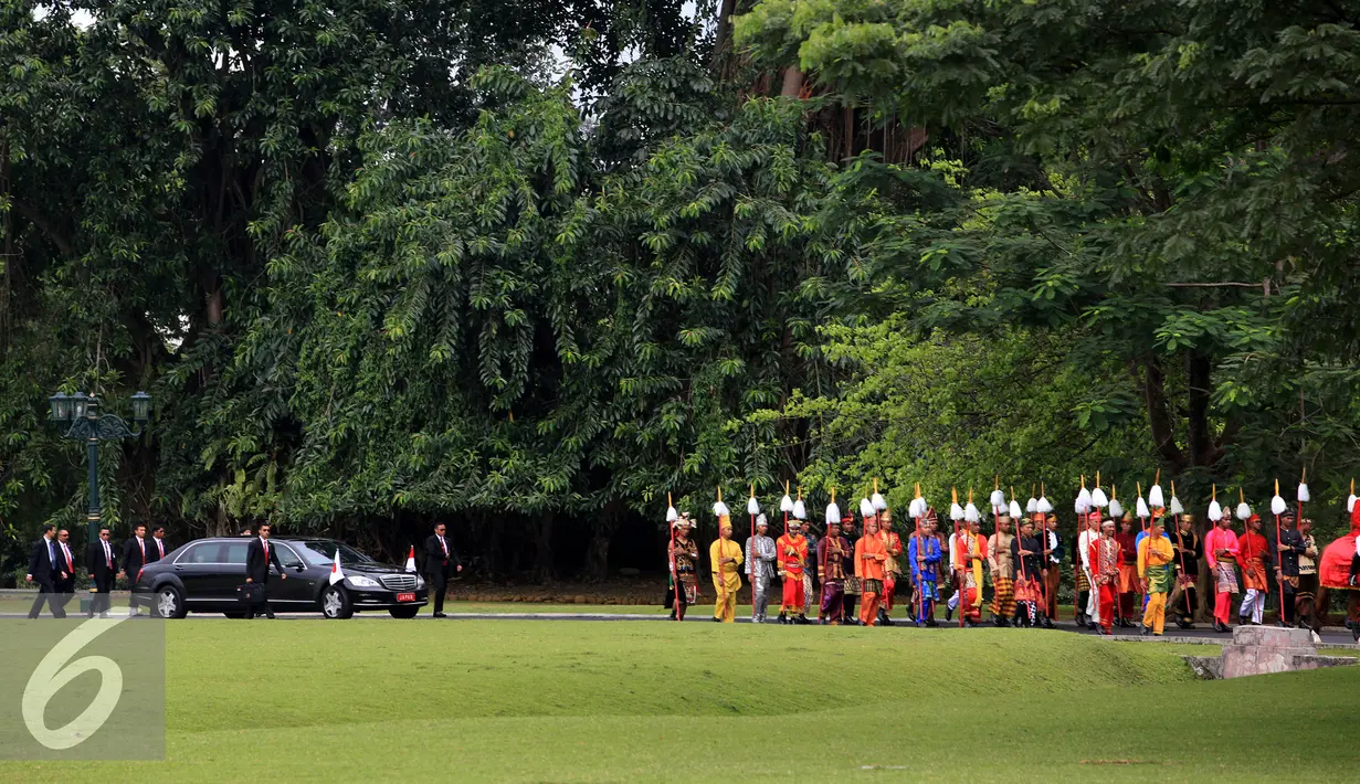Acara iring-iringan untuk menyambut kedatangan Perdana Menteri Jepang, Shinzo Abe di Istana Kepresidenan Bogor, Jawa Barat, Minggu (15/1). Liputan6.com/Panca Syurkani/Pool)