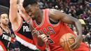 Pebasket Chicago Bulls, Bobby Portis, berusaha melewati pebasket Portland Trail Blazers, Pat Connaughton, pada laga NBA di Stadion United Center, Selasa (2/1/2018). Bulls kalah dari Blazers dengan skor 120-124. (AP/David Banks)