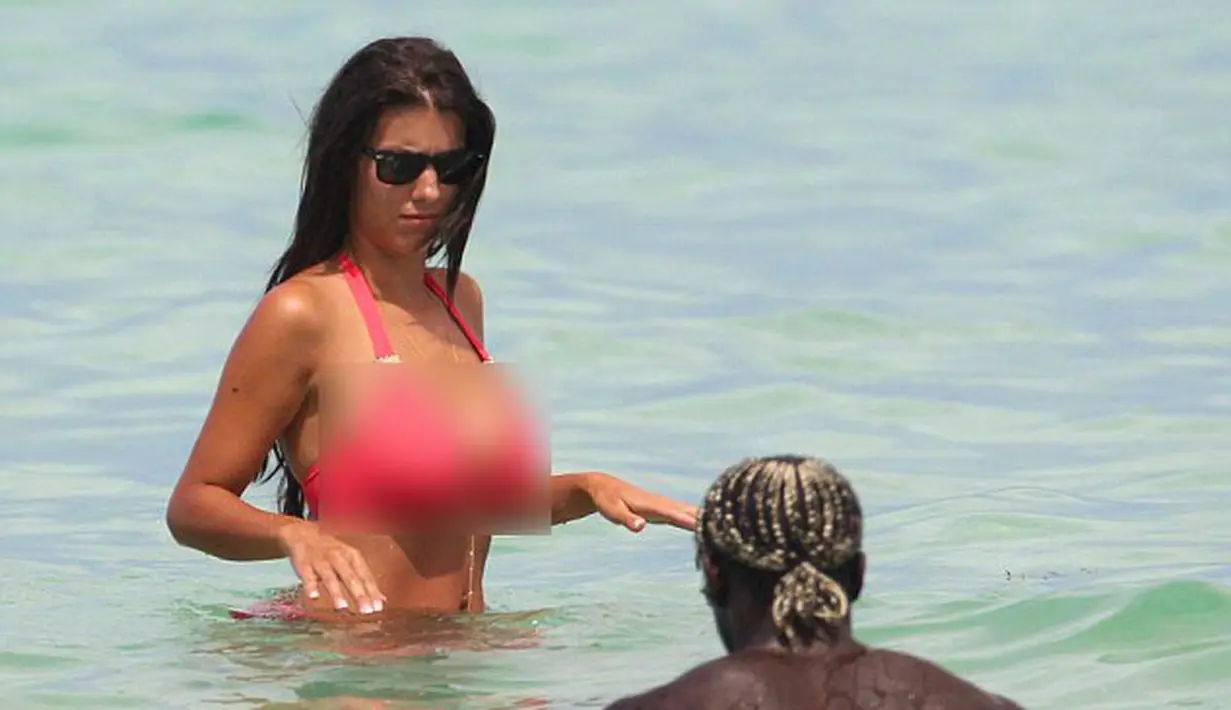 Dua sejoli ini terlihat santai dan begitu menikmati pantai Miami yang sedang hot-hot nya disengat matahari (Dailymail)
