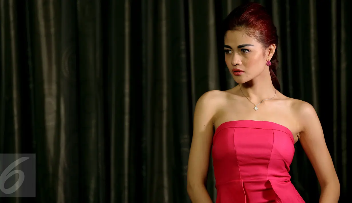 Pedangdut Hesty 'Klepek-Klepek' ketika melakukan sesi foto di sebuah studio di Jakarta Pusat, 6 Juli 2015. Untuk diketahui, dara kelahiran Bandung itu terkenal dengan singelnya yang berjudul Klepek Klepek ciptaan Papa T Bob. (Liputan6.com/Faisal R Syam)