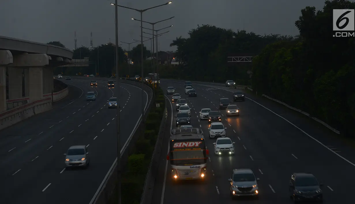 Kendaraan melintasi ruas di tol Jakarta-Cikampek ketika "contra flow" atau lawan arus di Jatiwaringin, Bekasi, Rabu (20/6). Kepolisian memberlakukan jalur contraflow di ruas Cikarang Utama hingga kilometer 3 Halim arah Jakarta. (Merdeka.com/Imam Buhori)